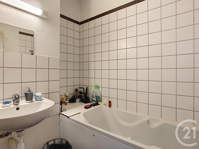 Appartement à vendre - 2 pièces - 44.5 m2 - CHATELGUYON - 63 - AUVERGNE - Century 21 Agence Girard Appartement à vendre - 2 pièces - 44.5 m2 - CHATELGUYON - 63 - AUVERGNE - Century 21 Agence Girard