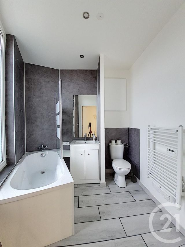 Appartement T3 à vendre - 3 pièces - 56.27 m2 - RIOM - 63 - AUVERGNE - Century 21 Agence Girard Appartement T3 à vendre - 3 pièces - 56.27 m2 - RIOM - 63 - AUVERGNE - Century 21 Agence Girard