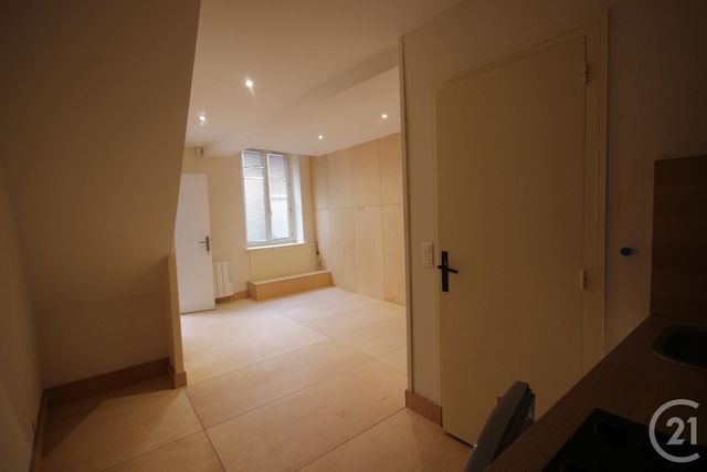 Studio à louer - 1 pièce - 19.37 m2 - RIOM - 63 - AUVERGNE - Century 21 Agence Girard Studio à louer - 1 pièce - 19.37 m2 - RIOM - 63 - AUVERGNE - Century 21 Agence Girard