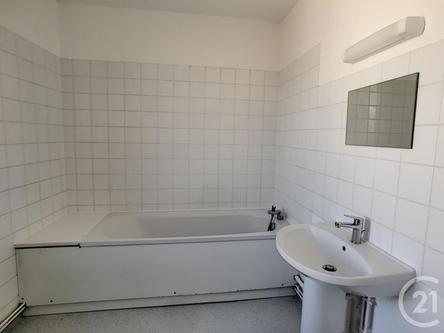 Appartement F3 à louer - 3 pièces - 76.74 m2 - AIGUEPERSE - 63 - AUVERGNE - Century 21 Agence Girard Appartement F3 à louer - 3 pièces - 76.74 m2 - AIGUEPERSE - 63 - AUVERGNE - Century 21 Agence Girard
