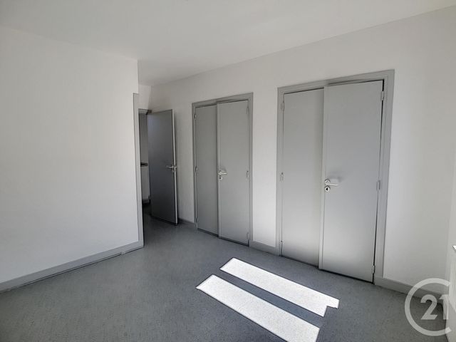 Appartement F3 à louer - 3 pièces - 76.74 m2 - AIGUEPERSE - 63 - AUVERGNE - Century 21 Agence Girard Appartement F3 à louer - 3 pièces - 76.74 m2 - AIGUEPERSE - 63 - AUVERGNE - Century 21 Agence Girard