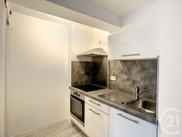 Appartement à louer - 2 pièces - 25.8 m2 - RIOM - 63 - AUVERGNE - Century 21 Agence Girard Appartement à louer - 2 pièces - 25.8 m2 - RIOM - 63 - AUVERGNE - Century 21 Agence Girard