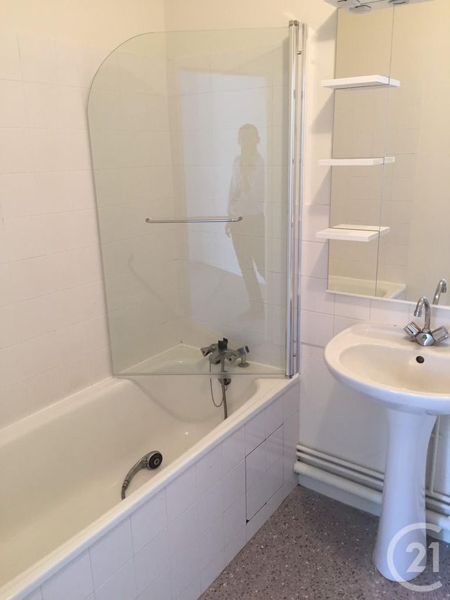 Appartement F2 à louer - 2 pièces - 35.0 m2 - CHATELGUYON - 63 - AUVERGNE - Century 21 Agence Girard Appartement F2 à louer - 2 pièces - 35.0 m2 - CHATELGUYON - 63 - AUVERGNE - Century 21 Agence Girard