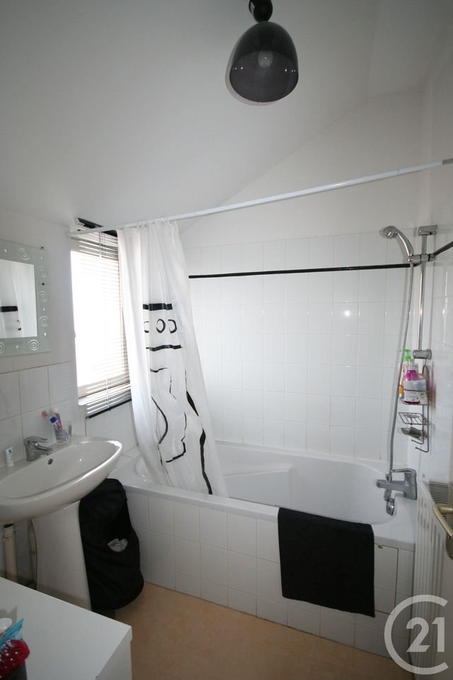 Afficher la photo en grand Appartement F3 à louer - 3 pièces - 76.73 m2 - PUY GUILLAUME - 63 - AUVERGNE - Century 21 Agence Girard