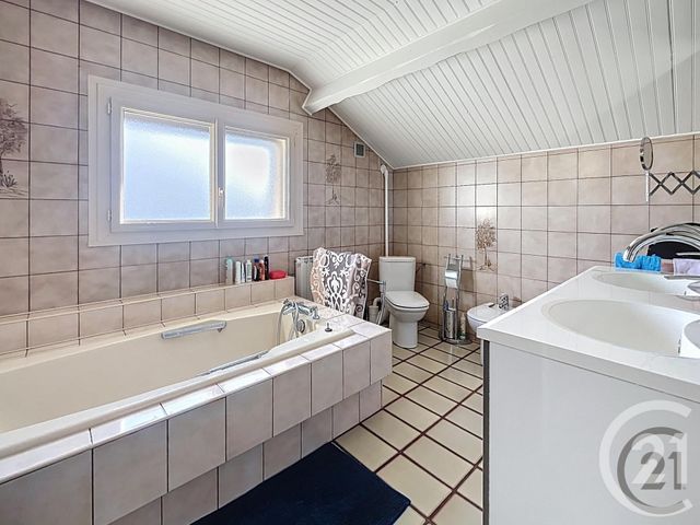 maison à vendre - 7 pièces - 131.0 m2 - RIOM - 63 - AUVERGNE - Century 21 Agence Girard