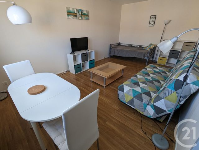 Appartement F1 à louer - 1 pièce - 29.0 m2 - RIOM - 63 - AUVERGNE - Century 21 Agence Girard