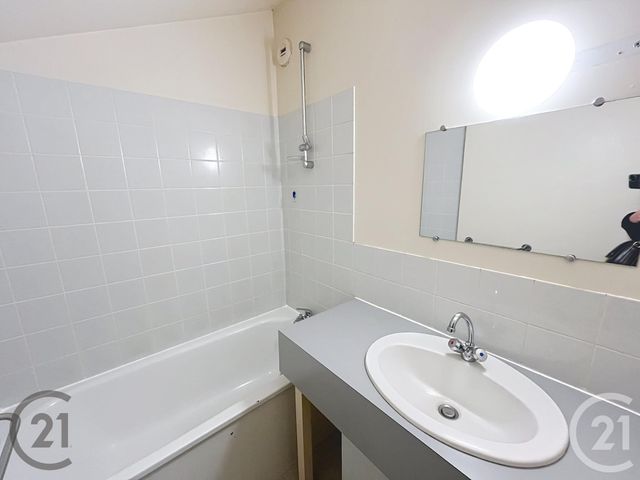 Appartement F3 à louer - 3 pièces - 39.79 m2 - AIGUEPERSE - 63 - AUVERGNE - Century 21 Agence Girard