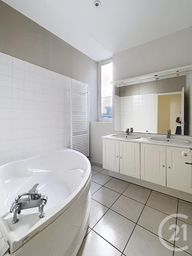 Appartement F4 à vendre - 4 pièces - 103.3 m2 - RIOM - 63 - AUVERGNE - Century 21 Agence Girard