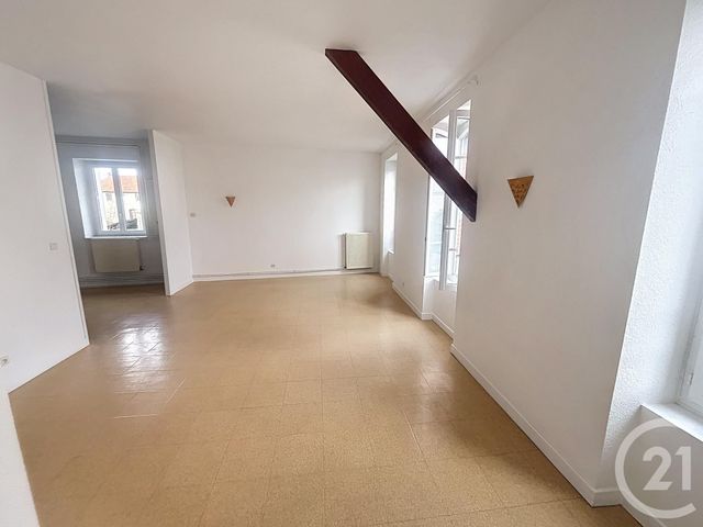 Appartement F4 à louer - 4 pièces - 94.96 m2 - AIGUEPERSE - 63 - AUVERGNE - Century 21 Agence Girard