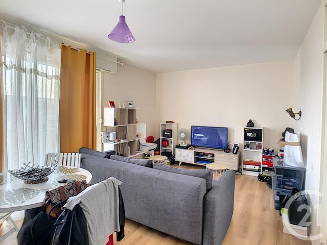 Appartement F1 à louer - 1 pièce - 32.0 m2 - RIOM - 63 - AUVERGNE - Century 21 Agence Girard