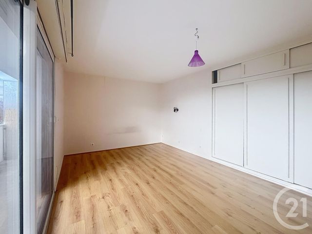 Appartement F1 à louer - 1 pièce - 32.0 m2 - RIOM - 63 - AUVERGNE - Century 21 Agence Girard