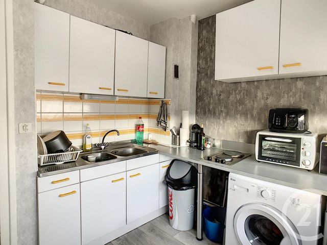 Appartement F1 à louer - 1 pièce - 32.0 m2 - RIOM - 63 - AUVERGNE - Century 21 Agence Girard