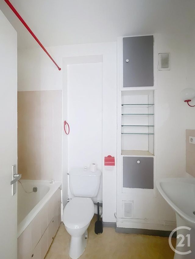 Appartement F1 à louer - 1 pièce - 32.0 m2 - RIOM - 63 - AUVERGNE - Century 21 Agence Girard