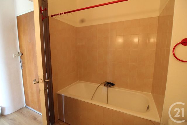 Appartement F1 à louer - 1 pièce - 32.0 m2 - RIOM - 63 - AUVERGNE - Century 21 Agence Girard