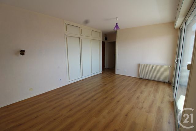 Appartement F1 à louer - 1 pièce - 32.0 m2 - RIOM - 63 - AUVERGNE - Century 21 Agence Girard