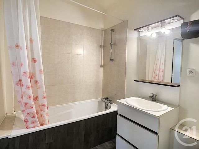 Appartement F2 à louer - 3 pièces - 63.11 m2 - RIOM - 63 - AUVERGNE - Century 21 Agence Girard