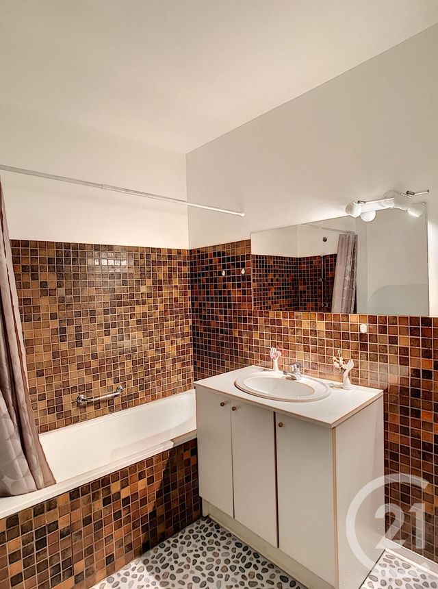 Appartement F2 à louer - 2 pièces - 64.61 m2 - CHAMALIERES - 63 - AUVERGNE - Century 21 Agence Girard