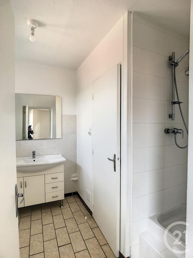 Appartement F2 à louer - 2 pièces - 56.1 m2 - RIOM - 63 - AUVERGNE - Century 21 Agence Girard