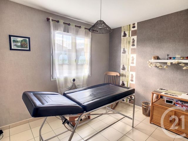 maison à louer - 5 pièces - 95.0 m2 - ST BONNET PRES RIOM - 63 - AUVERGNE - Century 21 Agence Girard