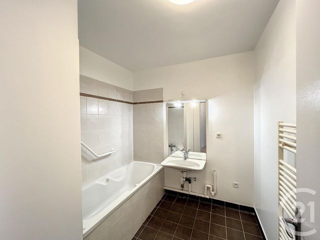 Appartement F3 à vendre - 3 pièces - 61.66 m2 - RIOM - 63 - AUVERGNE - Century 21 Agence Girard