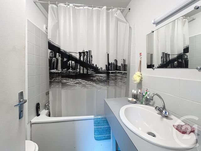 Appartement à louer - 2 pièces - 43.4 m2 - AIGUEPERSE - 63 - AUVERGNE - Century 21 Agence Girard