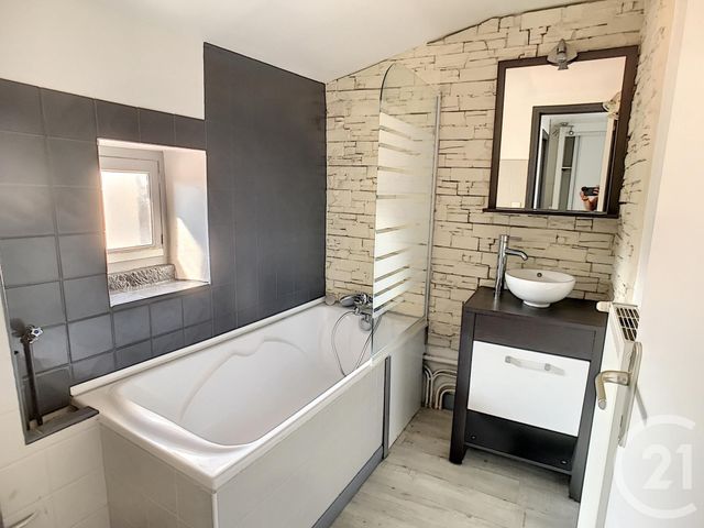 Appartement F3 à louer - 3 pièces - 41.62 m2 - RIOM - 63 - AUVERGNE - Century 21 Agence Girard