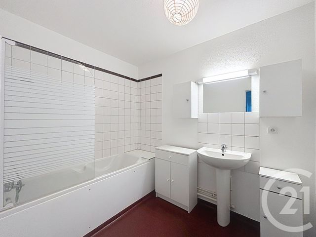Appartement F3 à louer - 3 pièces - 77.3 m2 - CHATELGUYON - 63 - AUVERGNE - Century 21 Agence Girard