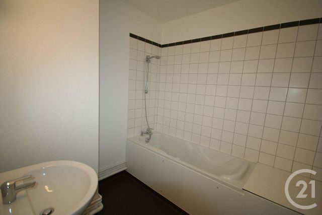 Appartement F3 à louer - 3 pièces - 77.3 m2 - CHATELGUYON - 63 - AUVERGNE - Century 21 Agence Girard