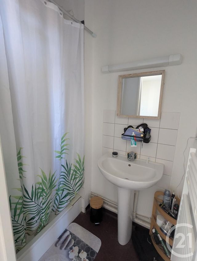 Appartement F4 à louer - 3 pièces - 93.8 m2 - CHATELGUYON - 63 - AUVERGNE - Century 21 Agence Girard