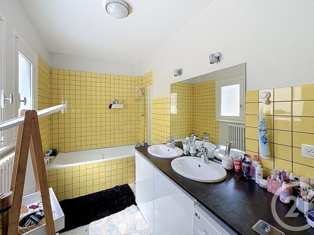 Appartement F2 à louer - 2 pièces - 61.41 m2 - RIOM - 63 - AUVERGNE - Century 21 Agence Girard