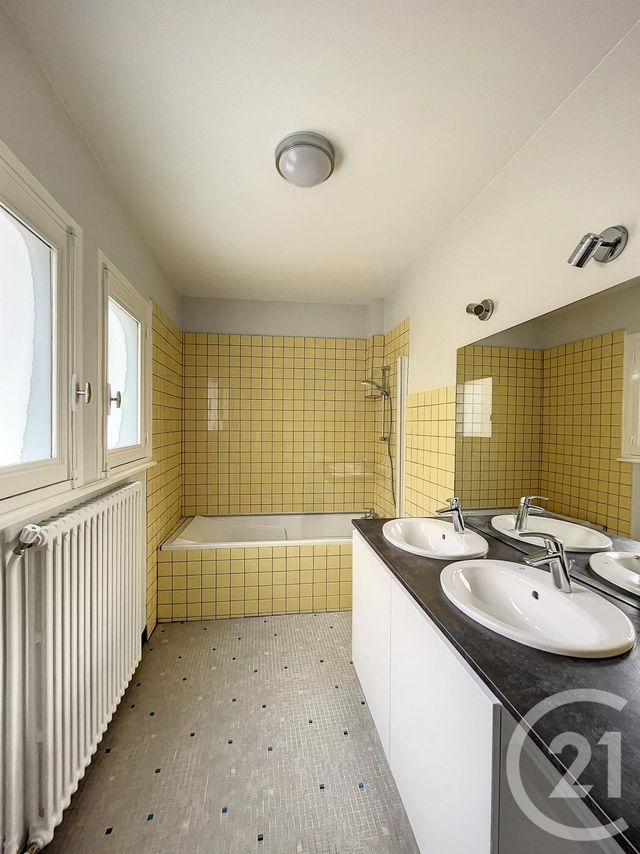 Appartement F2 à louer - 2 pièces - 61.41 m2 - RIOM - 63 - AUVERGNE - Century 21 Agence Girard