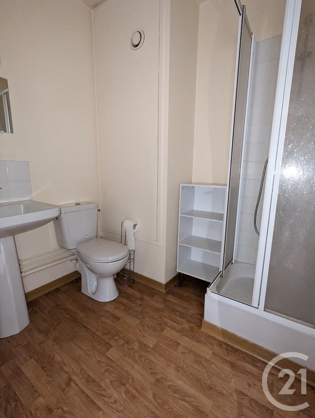 Appartement F1 à louer - 1 pièce - 29.0 m2 - RIOM - 63 - AUVERGNE - Century 21 Agence Girard