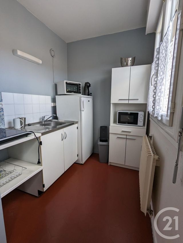 Appartement F1 à louer - 1 pièce - 29.0 m2 - RIOM - 63 - AUVERGNE - Century 21 Agence Girard