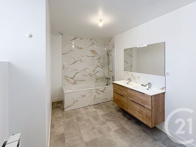 Appartement F3 à louer - 3 pièces - 95.03 m2 - RIOM - 63 - AUVERGNE - Century 21 Agence Girard