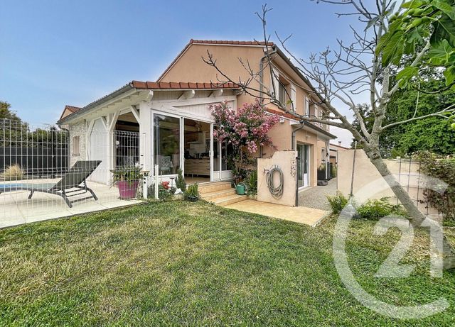 maison à vendre - 7 pièces - 172.0 m2 - ST BONNET PRES RIOM - 63 - AUVERGNE - Century 21 Agence Girard