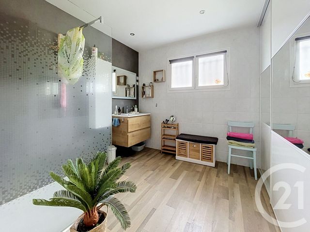 maison à vendre - 7 pièces - 172.0 m2 - ST BONNET PRES RIOM - 63 - AUVERGNE - Century 21 Agence Girard
