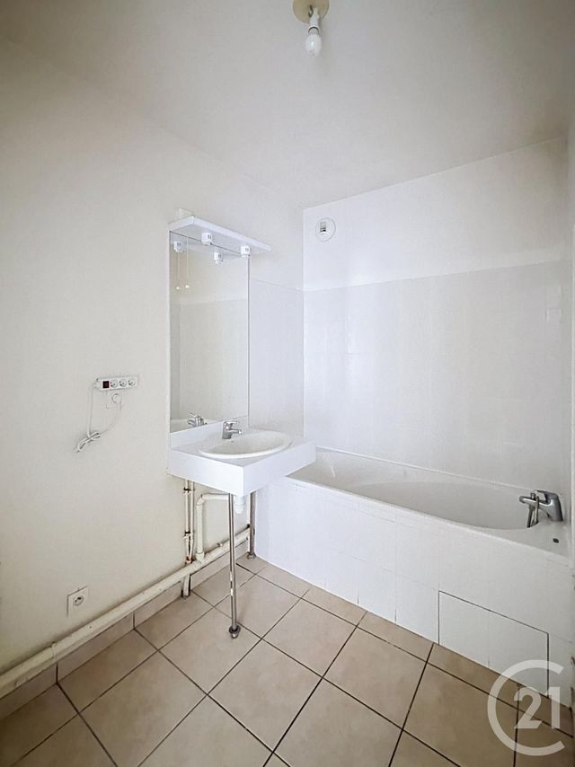 Appartement F2 à vendre - 2 pièces - 46.9 m2 - RIOM - 63 - AUVERGNE - Century 21 Agence Girard