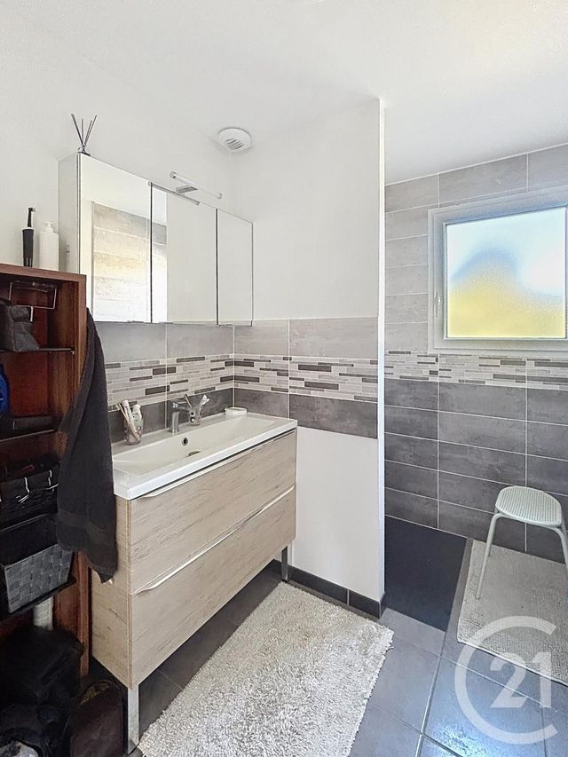 maison à vendre - 4 pièces - 92.19 m2 - CHARBONNIERES LES VARENNES - 63 - AUVERGNE - Century 21 Agence Girard