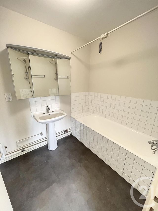 Appartement F4 à louer - 4 pièces - 98.46 m2 - RIOM - 63 - AUVERGNE - Century 21 Agence Girard